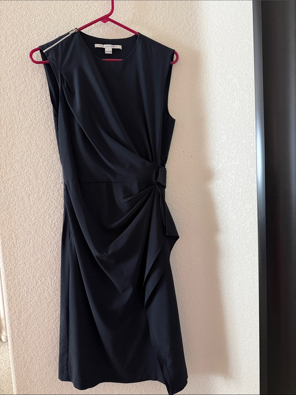 Diane Von Furstenberg Black Sleeveless Twist-Waist Sheath Dress